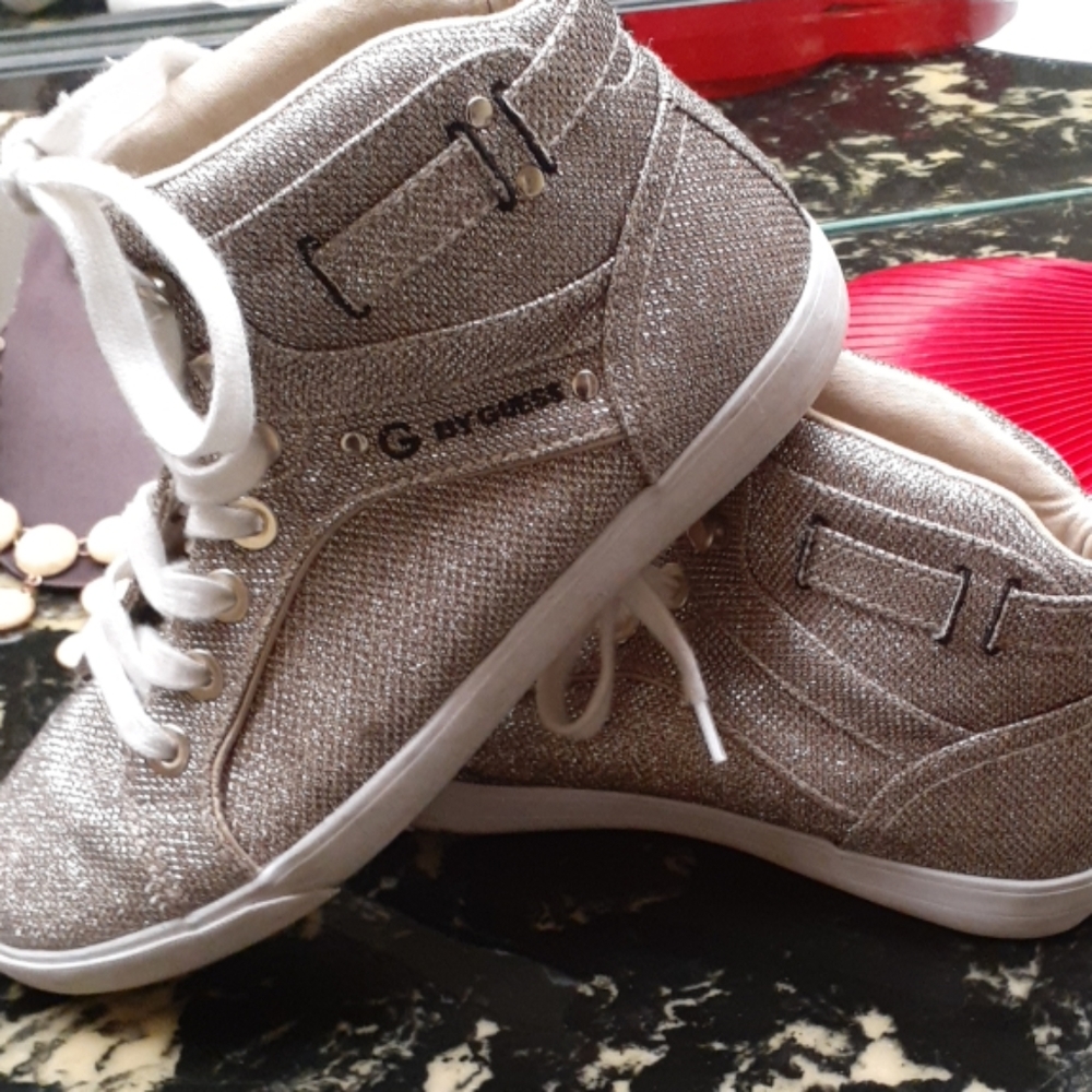 Tennis shoes